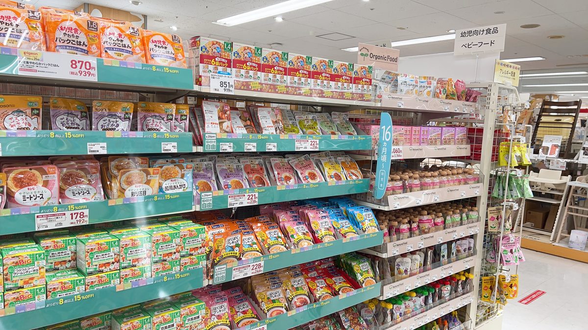 Akachan Honpo baby food aisle showing a large selection of pouches, jars, and packaged toddler meals